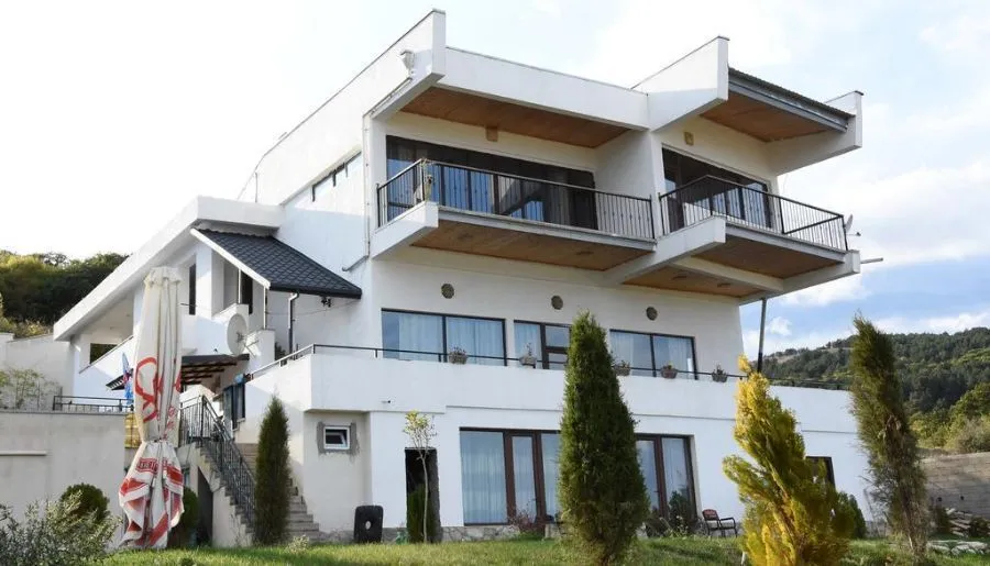 White residence Tsavkisi — Photo 5