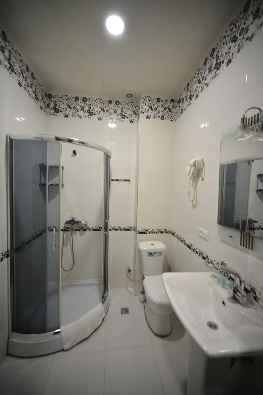 GREEN HOTEL — Photo 33