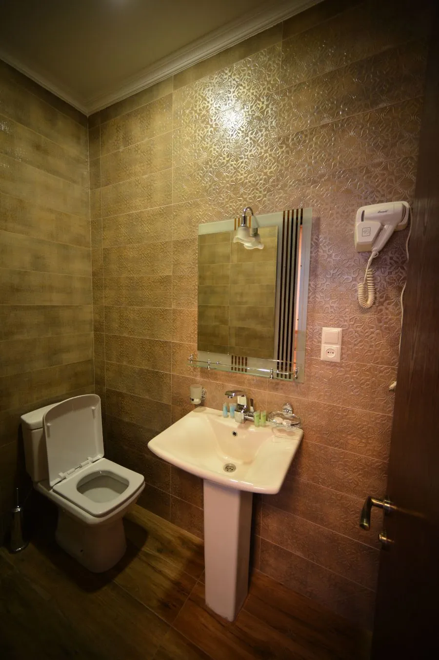GREEN HOTEL — Photo 26