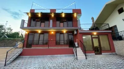 სასტუმრო  "სახლი ტბასთან"