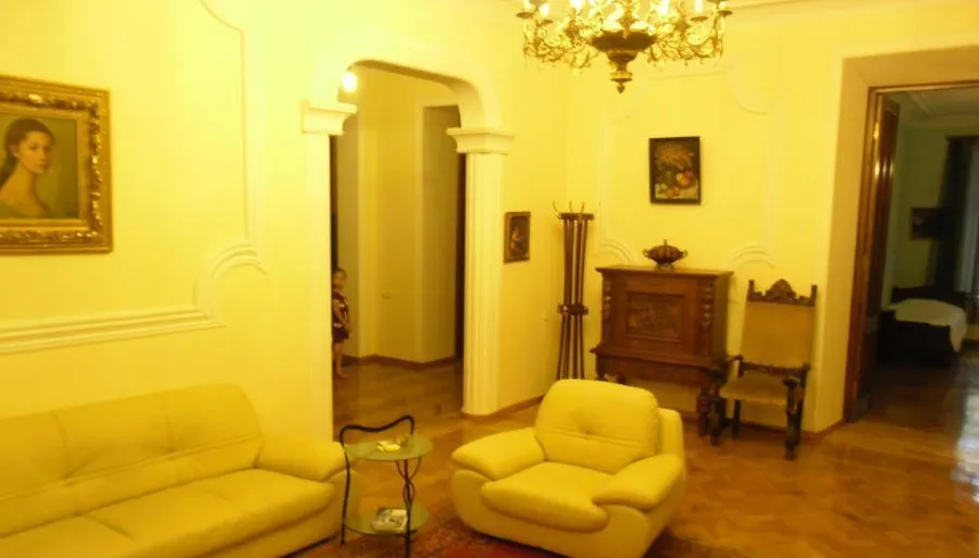 Elena — Photo 5