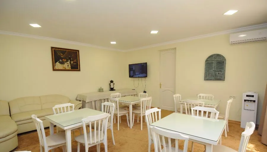 Crown Hotel — Photo 1